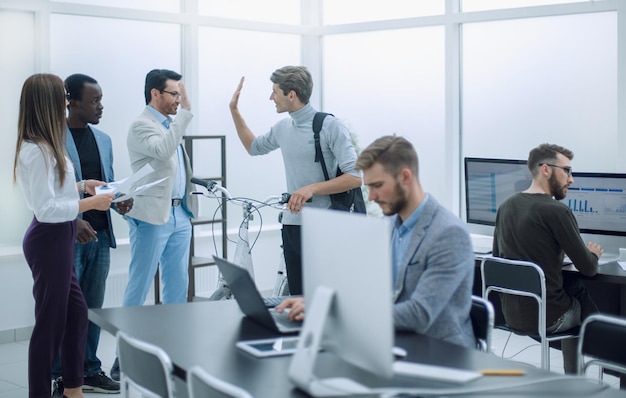 Equipe de negócios no local de trabalho em dias de semana officeoffice