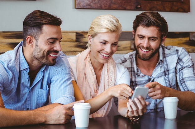 Equipe de negócios olhando para smartphone