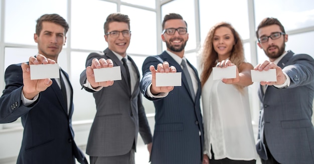 Equipe de negócios profissional mostrando seus cartões de visita conceito de parceria