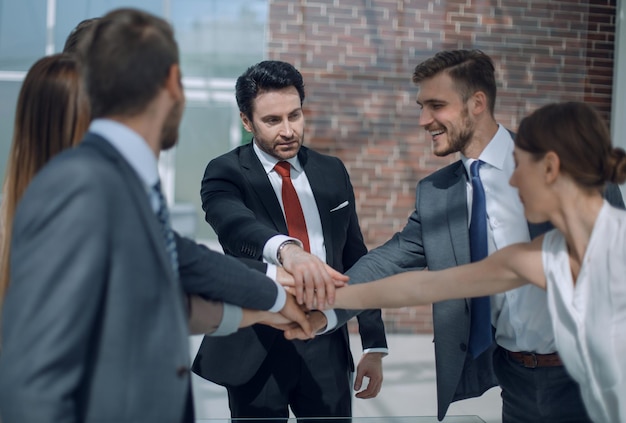 Equipe de negócios profissional mostrando sua unidade