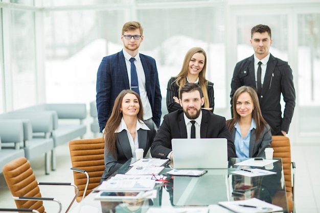 Equipe de negócios profissional no local de trabalho no escritório.