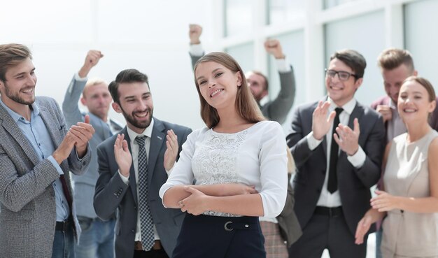 Equipe de negócios profissional parabenizando sua foto de líder com espaço para texto