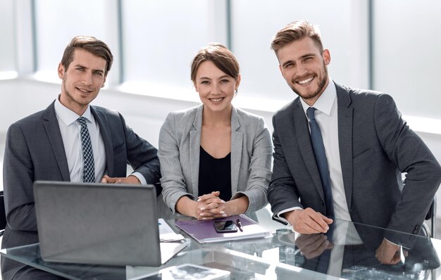 Equipe de negócios profissional sentada à mesa