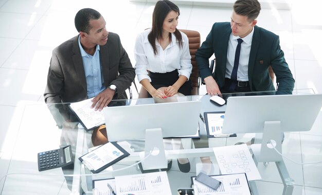 Equipe de negócios profissional sentada na mesa no escritório. foto com espaço de cópia