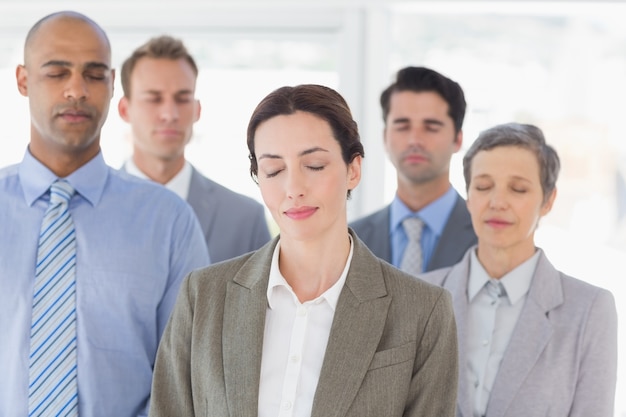 Foto equipe de negócios que relaxa os olhos fechados