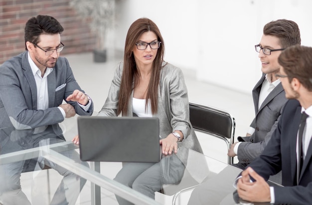 Equipe de negócios realiza uma reunião de trabalho em um conceito moderno de escritório