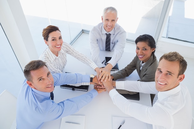 Equipe de negócios sentada e comemorando