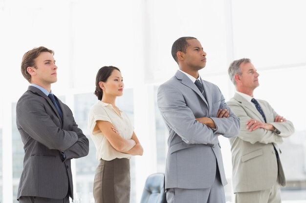 Equipe de negócios séria com os braços cruzados