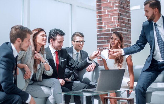 Equipe de negócios séria olhando para a tela do laptop