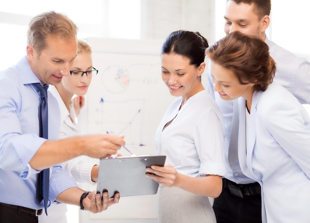 Equipe de negócios sorridente discutindo algo no escritório