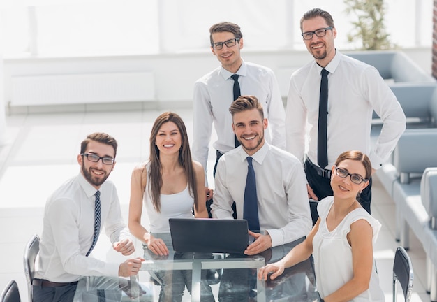 Equipe de negócios sorridente no local de trabalho no escritório o conceito de trabalho em equipe