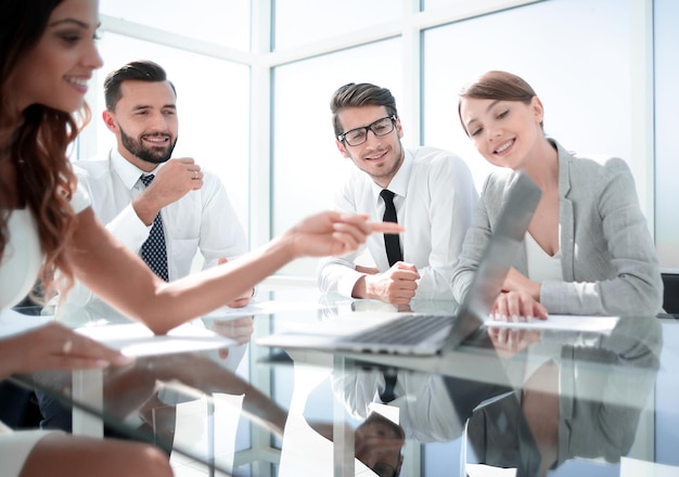 Equipe de negócios sorridente nos dias úteis do escritório de mesa