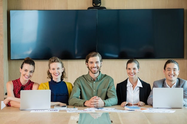 Equipe de negócios sorridente sentada na sala de conferências