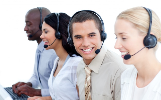 Equipe de negócios sorrindo falando no fone de ouvido