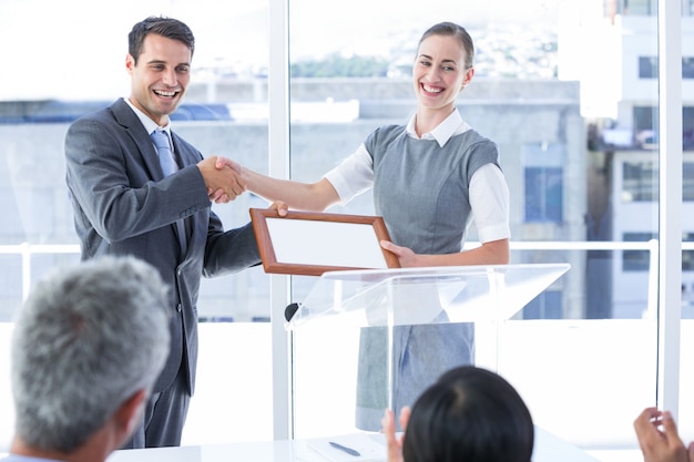 Equipe de negócios sorrindo para a câmera