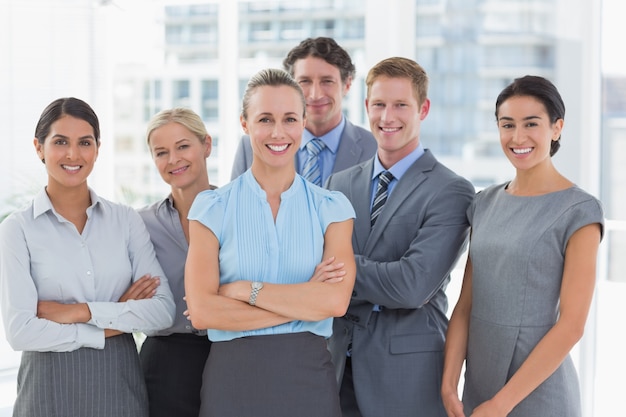 Equipe de negócios sorrindo para a câmera