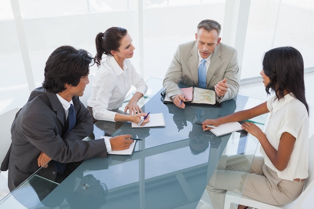 Equipe de negócios tendo uma reunião