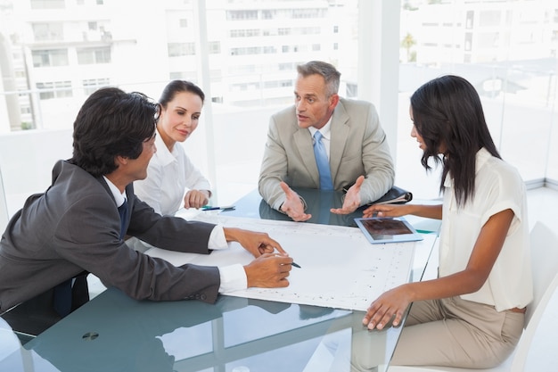 Equipe de negócios tendo uma reunião