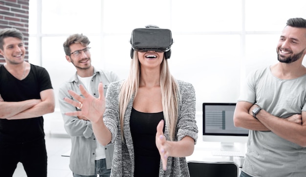 Equipe de negócios trabalhando em aplicativos e jogos de realidade virtual