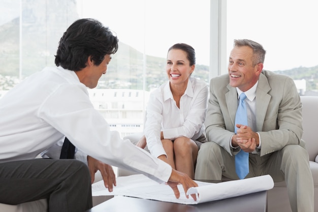 Equipe de negócios trabalhando em conjunto com planos