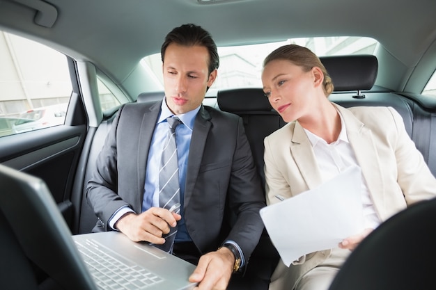 Equipe de negócios trabalhando em conjunto