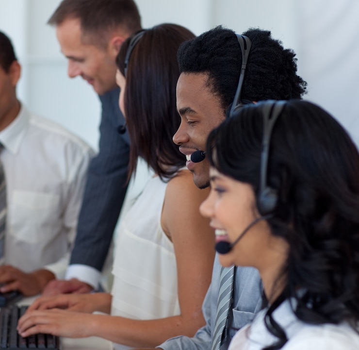 Foto equipe de negócios trabalhando em um call center com um gerente