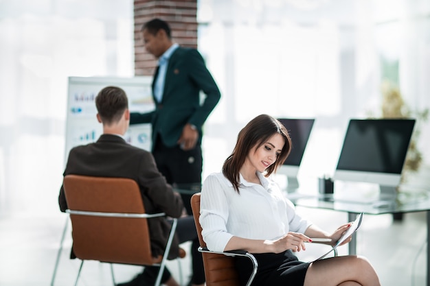 Equipe de negócios trabalhando em uma nova apresentação em um escritório moderno