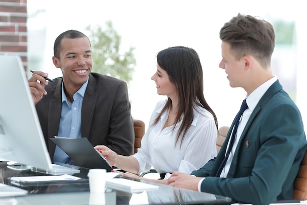 Foto equipe de negócios trabalhando junta na mesa do escritório criativo