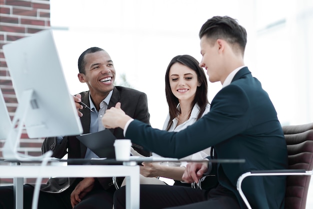 Equipe de negócios trabalhando junta na mesa do escritório criativo