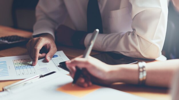 Equipe de negócios trabalhando juntos na reunião de idéias de design. Conceito de negócios modernos. Vin