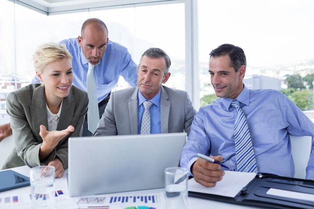 Equipe de negócios trabalhando juntos no laptop