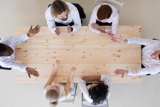 Equipe de negócios trabalhando na mesa de reunião