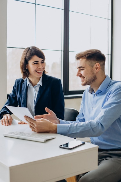 Foto equipe de negócios trabalhando no escritório e discutindo questões de trabalho