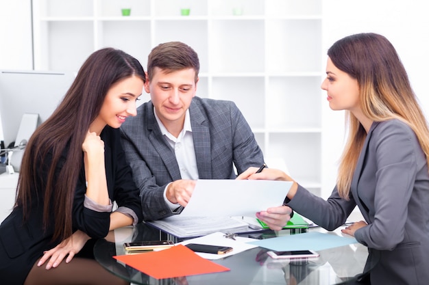 Equipe de negócios, trabalhando no escritório