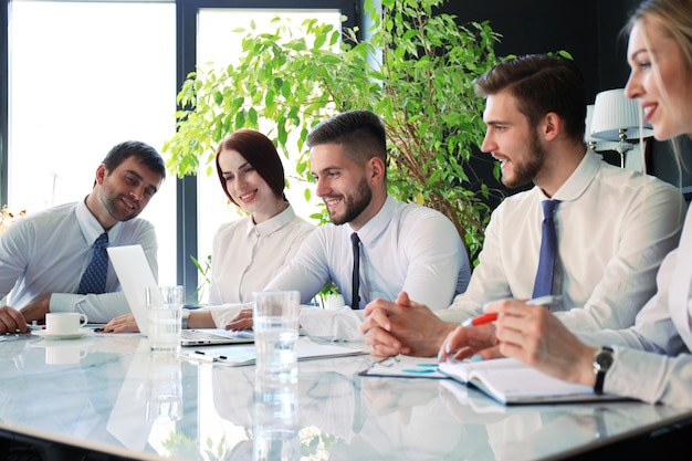 Equipe de negócios trabalhando no laptop para verificar os resultados de seu trabalho.