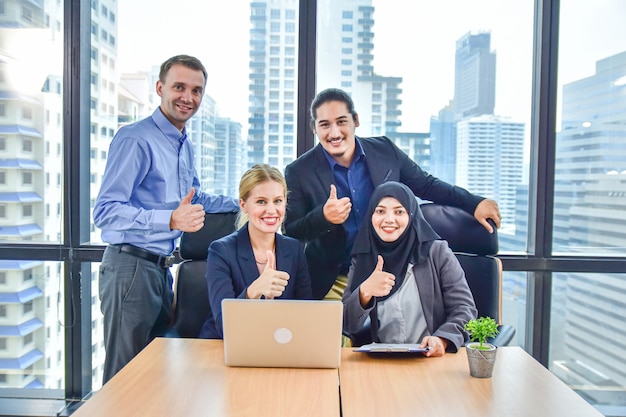 Equipe de negócios, trabalhando no marketing de escritório