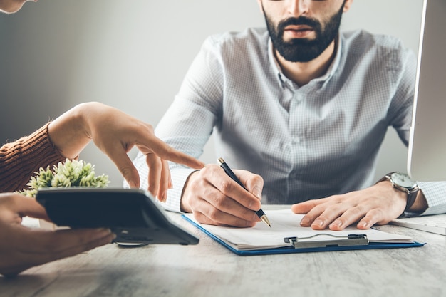 Equipe de negócios trabalhando no planejamento com o colega no escritório.