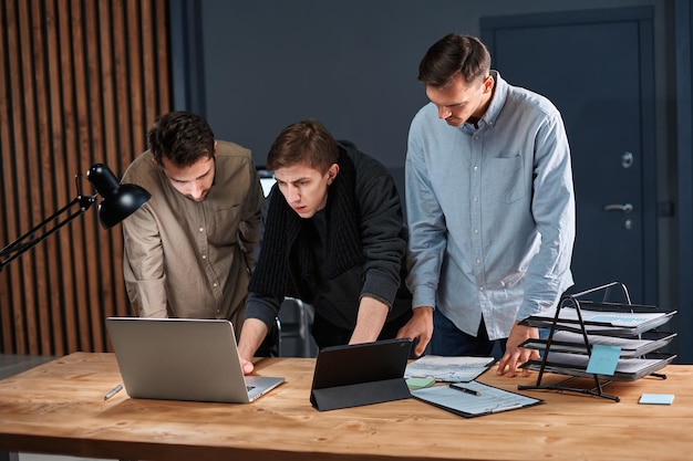 Equipe de negócios trabalhando trabalha no escritório tarde da noite