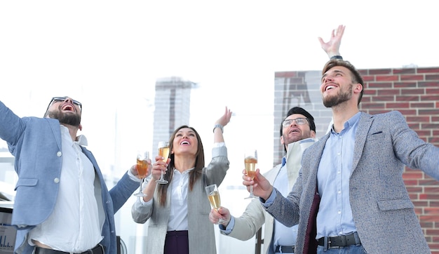 Equipe de negócios triunfante com taças de vinho