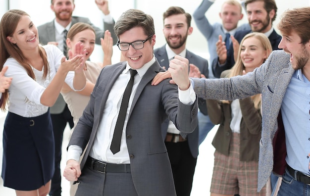 Equipe de negócios triunfante parabenizando seu líder sucesso co