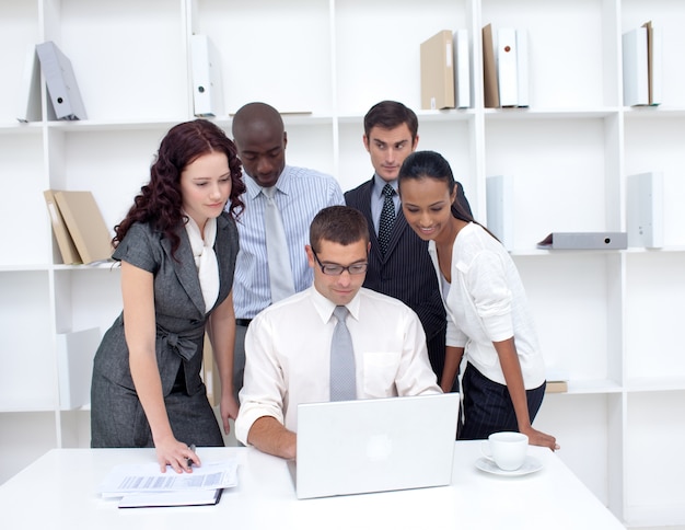 Equipe de negócios usando um laptop juntos