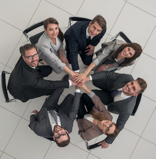 Equipe de negócios vista superior sentada em círculo e olhando para a câmera