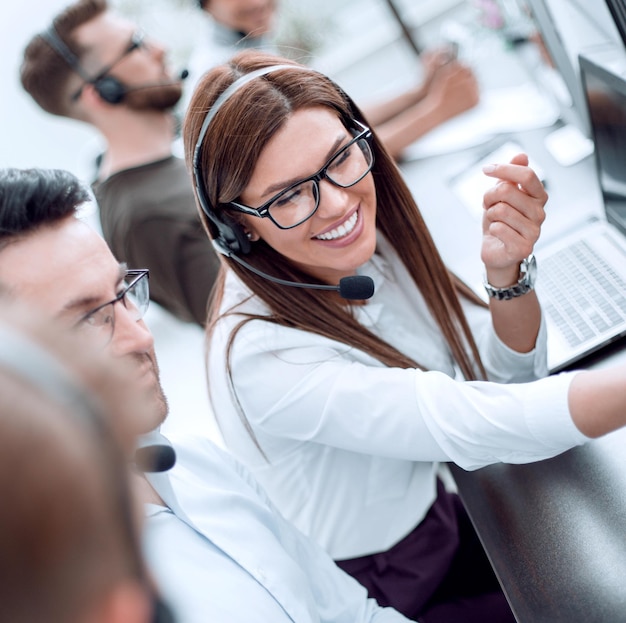 Equipe de operadores de call center no local de trabalho