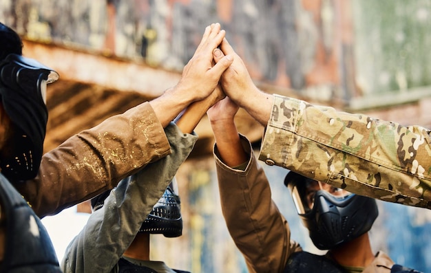 Foto equipe de paintball de motivação ou mãos altas em uma missão amigos ou soldado treinando no campo de batalha de guerra objetivos visam sucesso ou pessoas com apoio em parceria ou solidariedade de grupo militar
