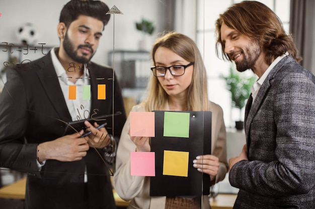 Foto equipe de parceiros de negócios discutindo o plano na conferência de trabalho