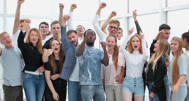 Equipe de pessoas de espírito feliz mostrando seu sucesso