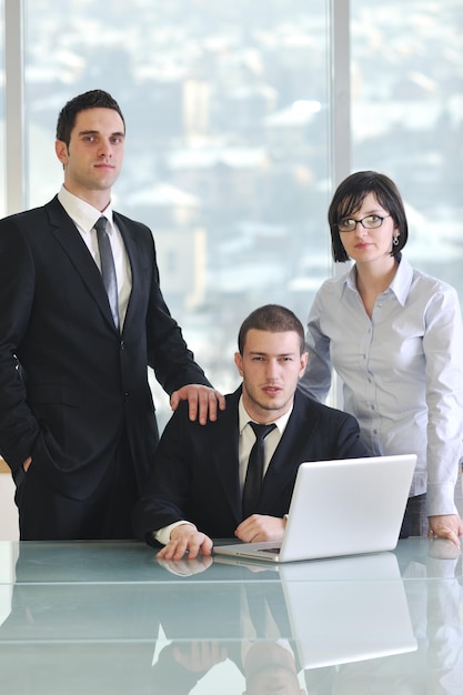 Foto equipe de pessoas de negócios corporativos de adultos mistos multiétnicos