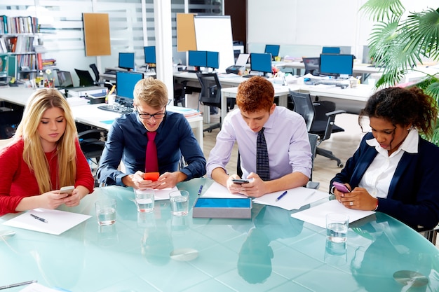 Equipe de pessoas de negócios jogando smartphones