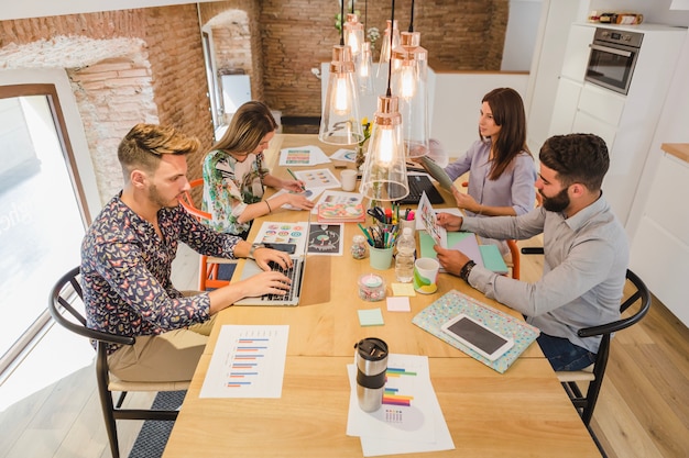 Equipe de pessoas em processo de trabalho