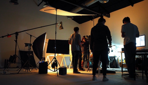 Foto equipe de produção filmando algum filme de vídeo para comercial de tv com conjunto de equipamento de estúdio.
